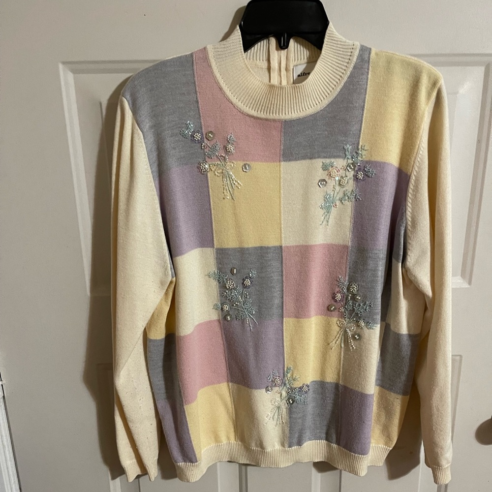 Alfred Dunner Mock Turtleneck lightweight sweater.
